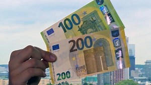 Praktischer und fälschungssicherer - 100- und 200 Euro-Scheine erstrahlen in neuem Design