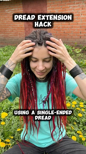 DIY ❤️‍🔥 You often ask me if synthetic dreads can be used to extend your dreads / for extensions / to lengthen it?! Yes, yes, and absolutely yes! But I don’t recommend cutting double-ended ones for that. If you’re wondering why — or have any other questions — just ask! ⭐️ The regular installation (not for lengthening) using the BLANKET STITCH METHOD method, we’ve already posted about couple months ago, you can always find it in a pinned instagram post / actual on Facebook! DIY self-installation
