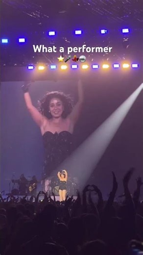 A masterclass in stage presence 🙌🏽 #music #bollywood #love #coversong #sunidhichauhan #concert