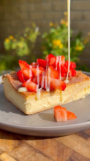 Belinda Gonzalez | Mexican Food on Instagram: "Let’s make churro cheesecake. Don’t know what to make for a Thanksgiving dessert? I got you! It’s super easy, quick and so delicious 🫶🏽 Thank you for the inspiration @cakedbyileana Recipe: 3 cream cheese bars 3 eggs 1 can sweetened condensed milk 1 tablespoon vanilla 1/2 cup sour cream 1/4 cup sugar 2 crescent rolls Sugar/cinnamon mixture 1/2 cup sugar 1 tablespoon cinnamon ✨Important tips! ✨make sure the cream cheese is softened and the eggs are