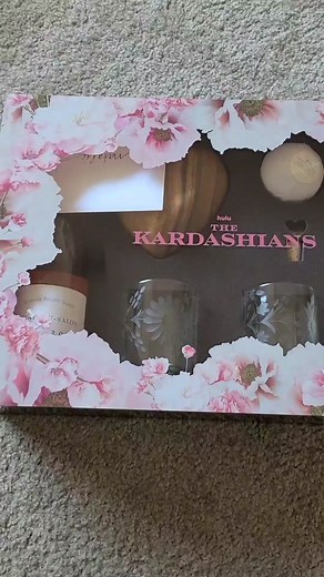let's have an unboxing! #iwd #internationalwomensday #thekardashians #hulu #prbox #uncutgems #popculture #unboxing #girlpower #influencer