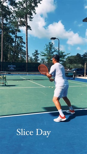 The tennis backhand slice Keep a compact motion Bring the racket about head height on the take back Watch you don’t follow through high up Hit and freeze #slice #tennis #tenis #tennishaus | Tennis.Haus
