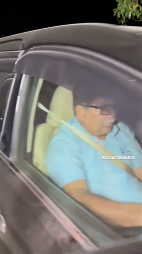 #aamirkhan with girlfriend Gauri, hand in hand, spotted sitting in the car ❤️