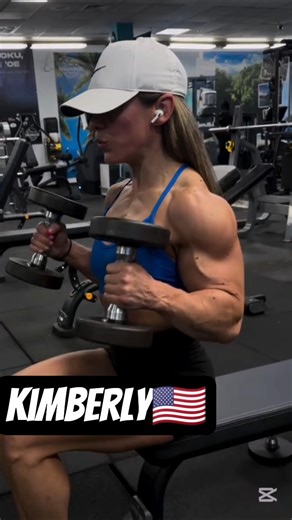 Seated hammer curls by @kim_drizzle 💪 Strength, control, and power. #musclegirllove #flexqueens