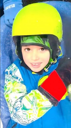 Vlad und Niki spielen und fahren auf den Schneerutschen