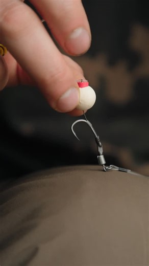 Pierre Meyer on Instagram: "Pop-ups fortement boostées et nécessité de laisser le montage pêcher 24 heures ou plus ? Voici comment je procède: 👀 - Option 1: J’utilise les pop-ups de la gamme traditionnelle Mainline qui ont été nappées de Goo pendant une longue période. Dans ce cas j’y insère une petite mousse de couleur pour jouer sur les combinaisons visuelles. Un cylindre de liège fonctionne également très bien si l’attrait visuel n’est pas important. -Option 2: J’utilise la gamme « Super Boy