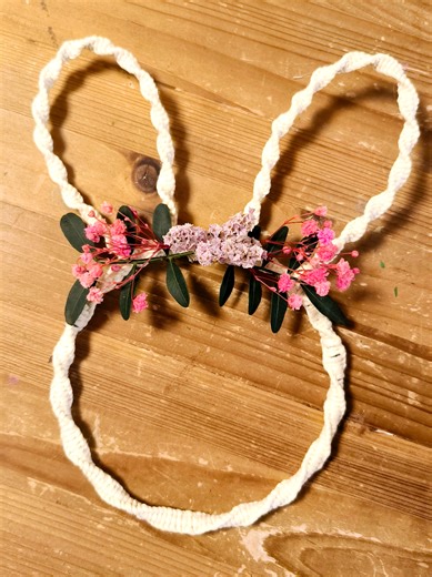 Makramee Häschen 🐰 Ein Metallring, etwas Draht, Makrameegarn und ein paar Trockenblumen...und schon ist diese nette Osterdeko fertig. #ostern #deko #makramee #diy #craft