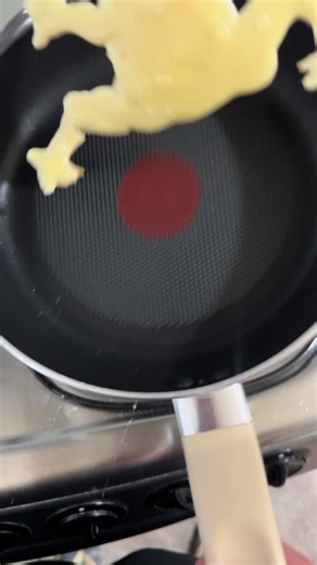 Rana riéndose hacia atrás — video meme de la rana que salta y se ríe