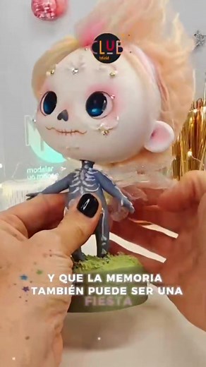 Encuentra las diferencias en el final del vídeo 🤣 Ya se convirtió en una manía el cambio de miradas permanente durante el proceso 🤪 Quería respetar el color de la imagen de referencia Pero ya haciendo la sesión de fotos probé y me quedé con la última opción.... igualmente hubo varias en el camino...querés que busque tomas de las otras? 🫠 Lo importante es que ella está lista para compartir una hermosa tarde de modelado y compartir en nuestra hermosa comunidad exclusiva de ClubMuM 🥰....1° de n