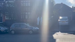 🚨 BREAKING: Forensic officers spotted at a property in Tilehurst this morning. ➡️ One neighbour commented: “We have no idea what’s happened - we haven’t been told anything. We didn’t hear anything.” ➡️ Police are not speaking ➡️ A car has been slapped with a POLICE sticker Read more here: https://trib.al/BQeobq6 | The Reading Chronicle