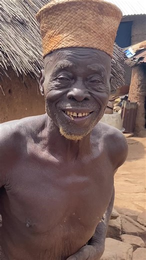 Hace ocho años que conocí al Hechicero de Taneka Koko. Máximo respeto. Un hombre muy cercano y con una sabiduría increíble. Me hace entender muchas cosas. Creencias animistas. #travel #culture #ethnic #tiktoktravel