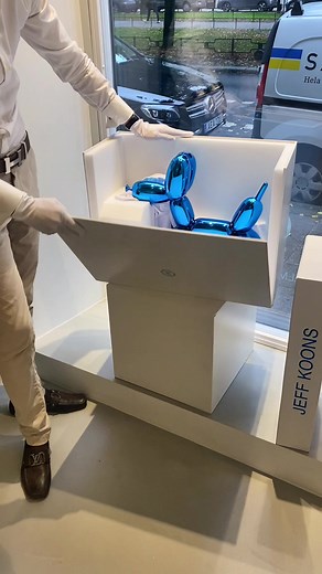 Unveiling Jeff Koons Sculpture - Art Tok Inspiration