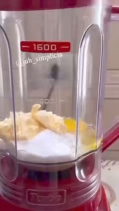 Aquele bolo caseiro úmido e fofinho pra fazer no café da tarde! Fácil e delicioso Juh simplicia Ingredientes 2 ovoS 1 xícara chá de açúcar (145g) 3 colheres sopa de margarina (80g) 1 xícara chá de leite 240ml (ou suco de laranja) 1 pitada de sal 2 xícaras chá de farinha de trigo (250g) Raspas de limão 1 colher sopa de fermento pra bolo (14g) * modo de preparo está no vídeo * forma 21x8 cm * ⁠ SIGAM ME OS BONS @juh_simplicia @receitasjuhsimplicia | Juh Simplicia