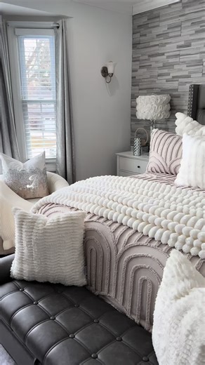 The Bedsure Boho Arched Comforter set is so beautiful. It comes with the Comforter and two pillow shams. This is the Oat Milk color. It’s so soft and cozy. @Bedsure #comforter #bedding #bedset #comforters #tiktokshopcreatorpicks