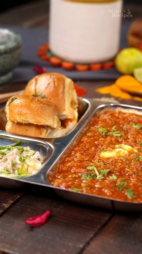 Aaj main bana rahi hu Pav Bhaji 🍔 Do like and comment ACHI BANI HAI if you loved this.. Ingredients • 2 cups cauliflower • 1 medium-sized carrot • 2 medium-sized onions • 1 cup peas • ½ lemon • 1 medium capsicum • 3 medium-sized tomatoes • 4 potatoes • 1 small red carrot • 6–7 Kashmiri dry red chilies • 3–4 green chilies • 8–10 garlic cloves • 1-inch piece of ginger • 2 tbsp pav bhaji masala • 2–3 tsp red chili powder • Salt to taste • Oil as needed • Water as needed • 100 g butter #streetfood 