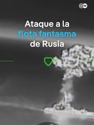 Ucrania ataca ocho buques petroleros de la flota fantasma rusa Fuerzas de drones ucranianas atacaron durante la madrugada del miércoles ocho buques petroleros de la llamada flota fantasma rusa. Se trata de los barcos que utiliza el Kremlin para burlar las sanciones a sus exportaciones petroleras y de grano procedente de territorios ucranianos ocupados por Rusia.
