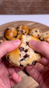 🍪🍫 WEIKIS 🍫🍪 Ingredientes 👇🏻 300g harina 🌾 100ml leche 🥛 25g mantequilla 🧈 50g azúcar 🍬 1 huevo 🥚 6g levadura seca 🫓 150g pepitas de chocolate 🍫 Para el Tang zhong: 100g de harina 🌾 30ml agua 💧 Remover a fuego bajo hasta hacer una masa y dejar enfriar Mándale el vídeo a tu amigo fan de los míticos WEIKIS 🥹🫶🏻 #weikis #chocolate #dulce #recetas #recetasfaciles #recetasrapidas #dulceitaliano | Jp Cooking