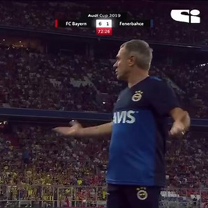 🔙| Curioso caso in #AudiCup ⚽ #Dirar, capitano del #Fenerbahce, durante il match contro il #Bayern, butta il pallone fuori e minaccia di lasciare il campo perché fischiato dai suoi s | Sportitalia TV