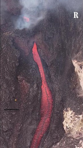 Sicilia, Stromboli in eruzione: la lava raggiunge il mare