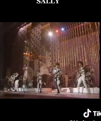 バージンブルー: サリーが1984年12月31日OAで歌った名曲は色褪せない