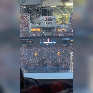 #RadioBanana 📻🍌La fiebre por conseguir entradas para los shows de Taylor Swift quien se encuentra de gira con The Eras Tour, ha alcanzado prácticamente todos los rincones del planeta, y es que miles de fans ya esperan con ansias las presentaciones de la cantante en sus ciudades, en donde conseguir boletos ha sido muy complicado para algunos. En redes sociales comenzó a circular el video de una joven que presumió haber presenciado desde la comodidad de su departamento, el concierto que la intér