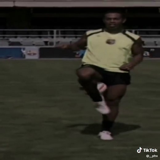 Ronaldinho Gaucho: Skills and Highlights in Football