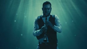 Me Rindo Banda Carnaval Me rindo Mejor que aquí se acabe Estoy cansado de pedir perdón Y no ser el culpable Hasta aquí llegué Voy a tirar la toalla Me voy a rendir Las cosas no funcionan Y obvio que es por ti Yo me estoy desgastando Y tú nomás me miras Con cara de no sé Es tan evidente Que te estoy sobrando Y como te estorbo Ya no me vas a ver Me rindo Y no porque yo sea más débil Y lo hago Porque tú no tienes el valor De hacerte un lado Y aceptar Que tú estas mal Que no soy yo Me rindo Contigo 