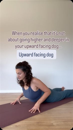 Kind Soul Coaching on Instagram: "Doesn’t it look impressive to stay this bend in your spine in upward facing dog? Yes it does. But it’s not the purpose of this pose. You should not force yourself into a pose with intensity. Just like in this video it can do more harm than good. The first pose seems way more „impressive“. But didn’t you notice my shoulders falling forward and being tense up to my ears ?! Don’t do this in upward facing dog: * Shrugging the shoulders up toward the ears. * Collapsi