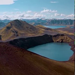 Hnausapollur crater lake is also known as Blahylur. It is located in the highland close to another famous lake called Ljotipollur and two beautiful black and red volcanic craters just North of it. The area requires a 4x4 vehicle through the black sand desert, but the sights are worth the journey 🚙 💨 😍 | Guide to Iceland