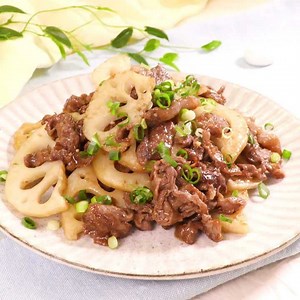簡単10分でメインおかず！れんこんと牛肉の甘辛炒めのレシピ | デリッシュキッチン