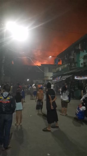 BREAKING: 2ND ALARM SA MALAKING SUNOG SA RIVERSIDE, POTRERO, MALABON CITY 🔥 FIRE ALERT: Itinaas na sa IKALAWANG ALARMA ang sunog na sumiklab sa mga kabahayan sa Riverside, Brgy. Potrero, Malabon City, Metro Manila ngayong Linggo ng hatinggabi, Enero 04, 2026. Nasa lugar na ang mga bumbero upang apulahin ito. I 📸: Rean Natizon #FireAlert #ResidentialFire #MalabonCity #MetroManila | Philippine Emergency Alerts