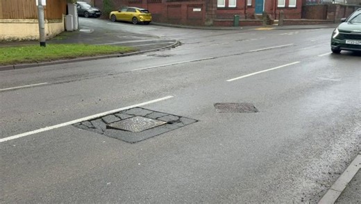 📹 This is the damaged manhole cover on the A53 in Leek that's been driving residents mad! But it's getting fixed. Severn Trent set up temporary lights on Friday and are due to fix it today! | Stoke-on-Trent Live