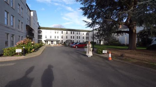 Binswood Avenue, North Leamington Guide £135,000 This attractive third-floor retirement apartment is set within the highly sought-after Oakfield House, an exclusive development for residents aged 60 and over. Served by a lift for easy access, the property offers one well proportioned bedroom with walk in wardrobe, a bright living room, a fitted kitchen, and a modern bathroom. Oakfield House benefits from an on-site manager and a range of welcoming communal amenities, including a stylish resident