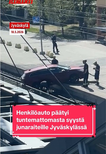 Henkilöauto päätyi toistaiseksi tuntemattomasta syystä junaraiteille Jyväskylässä maanantaina 18. toukokuuta 2026. #iltalehti #uutiset #jyväskylä #auto #juna