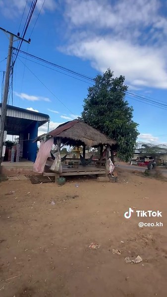 BREAKING (update): យោធាថៃ បាញ់សម្រុកខ្លាំងនៅច្រកអូរស្មាច់ និងផ្លោងឆេះការ៉ាស់សាំង PTT (ព្រំដែន)៖ នៅសៀល ថ្ងៃទី១១ ខែធ្នូ ឆ្នាំ២០២៥នេះ កម្លាំងយោធាថៃ បាញ់សម្រុកខ្លាំងនៅច្រកអូរស្មាច់ និងបានផ្លោងកាំភ្លើងធំឆេះការ៉ាស់សាំង PTT នៅចម្ងាយមិនដល់មួយគីឡូម៉ែត្រពីច្រកទ្វារព្រំដែន។ កម្លាំងជួរមុខរបស់កម្ពុជានៅតែម្ចាស់ការប្រុងប្រយ័ត្នខ្ពស់បំផុត ដើម្បីការពារបូរណភាពទឹកដី និងដែនអធិបតេយ្យជាតិពីការំលោភបំពានម្ដងហើយម្ដងទៀតរបស់ថៃ៕