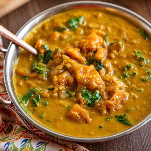 Easy Butternut Squash Curry with Spinach – a simple delicious vegan curry with chunks of butternut squash and a creamy coconut curry sauce. It’s a perfect recipe for the whole family. http://www.slimmingeats.com/blog/easy-butternut-squash-curry-with-spinach | Slimming Eats