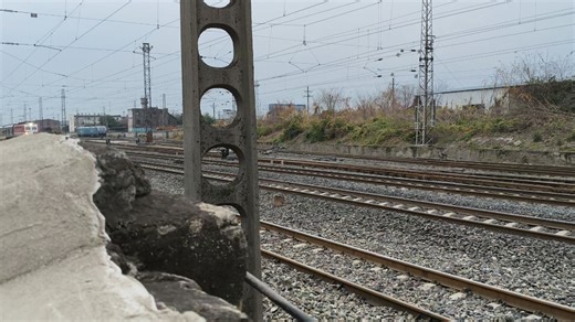 （2026年的第一检） ss7E 0058牵引Z508（成都西到乌鲁木齐）整点通过广汉站尾挂成局接触网检WX25T 999438