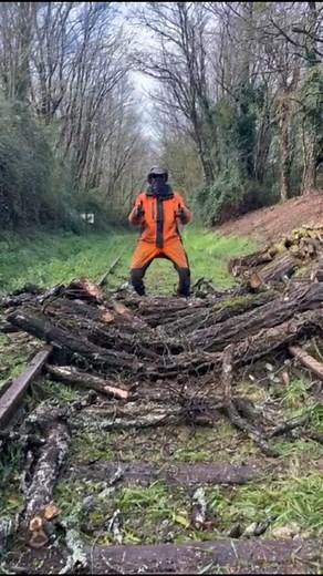 Un grimpeur sur la voie ferrée | Loïc Robin