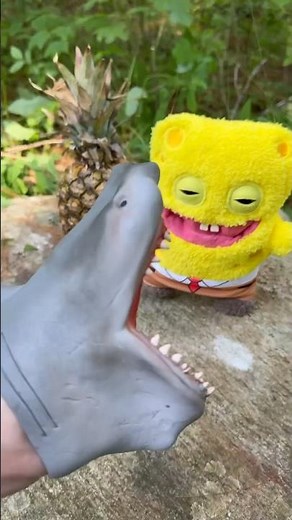 SHARK PUPPET MEETS SPONGEBOB!