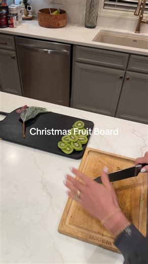 Fruit tray but make it the Grinch… ❤️ #holiday #holidayparty #thegrinch