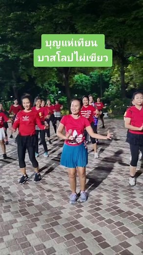 เต้นฟ้อนงามๆ หมุนเยอะๆ พร้อมเพลงบุญแห่เทียน