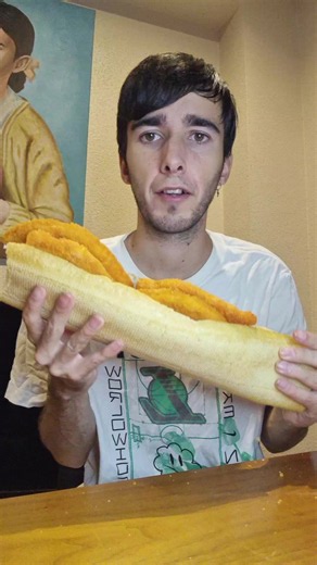 Bocadillo con empanado, queso, anchoas y miel