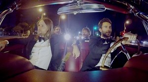 MAROON 5が結婚式にサプライズ出演！最新アルバム『V』より「Sugar」のMV公開