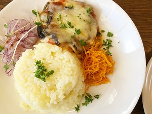 くつろぎ空間の隠れ家カフェ「CAFE CREAM TEA」はランチもスイーツもクオリティ高！くまが目印 | Laugh!