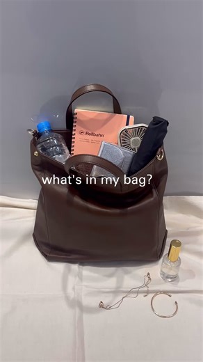 縦長シルエットのレザートート レザーはブラウンに惹かれがち🤎 サブバッグなしで出かけたい時もあるから ある程度サイズがあるバッグも 持っておきたい🥺✨ #ラシット #russet #大人シンプル #お出かけバッグ #レザーバッグ #きれいめカジュアル #シンプル #通勤バッグ #レザー