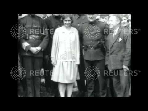 1928 UK: SPORTS: Miss Gleitze starts North Channel / Irish channel swim: