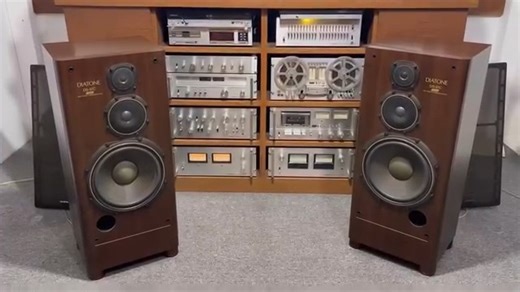 🚩 𝐃𝐢𝐚𝐭𝐨𝐧𝐞 𝟑-𝐖𝐚𝐲 𝐅𝐥𝐨𝐨𝐫-𝐭𝐲𝐩𝐞 𝐬𝐩𝐞𝐚𝐤𝐞𝐫 𝐬𝐲𝐬𝐭𝐞𝐦 𝐟𝐨𝐫 𝐫𝐢𝐜𝐡 𝐥𝐨𝐰-𝐟𝐫𝐞𝐪𝐮𝐞𝐧𝐜𝐲 𝐩𝐥𝐚𝐲𝐛𝐚𝐜𝐤. 🟠 𝐌𝐨𝐝𝐞𝐥: 𝐃𝐒-𝟗𝟕𝐂 System: 3 way 3 speaker, Bass reflex, Floor Type, Magnetic Shielding Design (EIAJ) Speakers: For low-pitched sound: 31cm cone type For midrange sound: 10cm cone type For high pass: 2.5cm dome shape Nominal impedance: 6 ohms Play frequency band: 28Hz - 35000Hz Output sound pressure level: 92dB/W/m Crossover frequency: 450Hz, 4000Hz The 