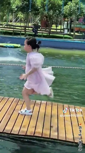 #floatingonwater #waterchalleng #happyplay #laughterkeepsgoing #pokeyourfunnyspot #extremechallenge #fyp #foryou #tiktok