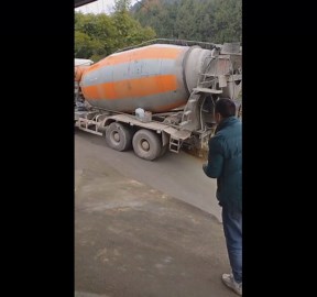Concrete mixer truck accidentally falls into ravine in Sichuan, China