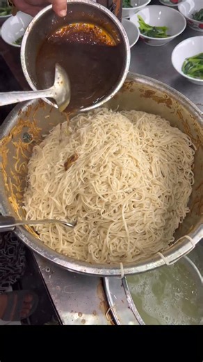 Sibungbung|Jkt Food Aficionado on Instagram: "Yang liburan main ke Bogor , boleh juga cobain ini , mie ayam halal paling ramai kayaknya di Bogor … 📍Mie Ayam Bangkalan 📌 Jl. Mawar No.16 , Bogor 👅 9.5/10 ✅ halal #sibungbung #mukbang #kulinerviral #reelsindonesia #reviewmakanan"